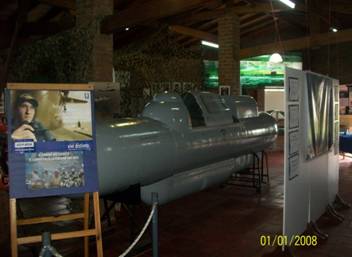 Descripción: D:\Desktop D\Curso_FIUBA III\Museo de la Fuerza de Submarinos\Mini Sub Biplaza_1.jpg
