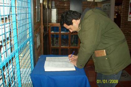 Descripción: D:\Desktop D\Curso_FIUBA III\Museo de la Fuerza de Submarinos\Firma de Libro Visitas.jpg
